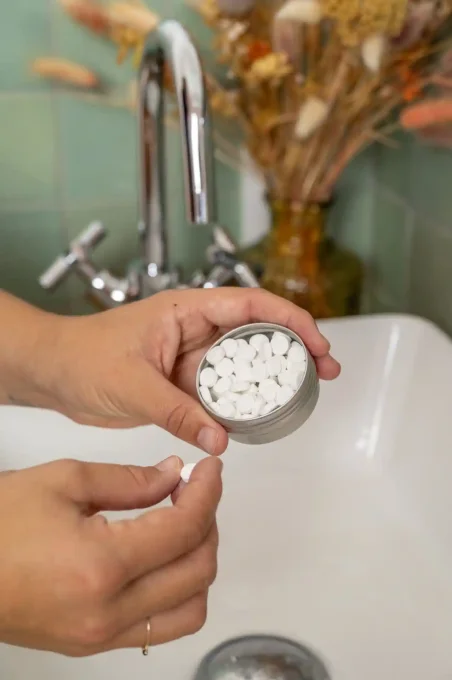 Dentifrice à croquer bio de Apimani en boite métal de 60 pastilles - Menthe - Ker Gaïa